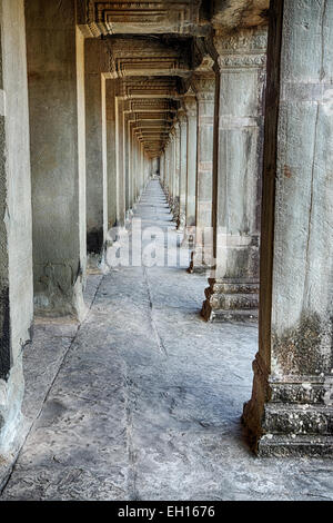 Un couloir de pierre qui fait partie de l'Angkor Wat temple complexe près de Siem Reap au Cambodge. Banque D'Images