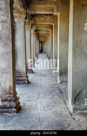 Un couloir de pierre qui fait partie de l'Angkor Wat temple complexe près de Siem Reap au Cambodge. Banque D'Images