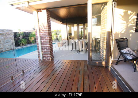 Zone de divertissement avec Piscine résidentielle Banque D'Images