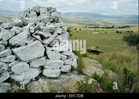 Paysage, KwaZulu-Natal, Afrique du Sud, vue sud-est, champ de bataille d'Isandlwana, Stone cairn, C co, Capt Younghusband, dernier stand Banque D'Images