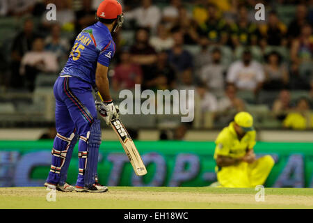 Perth, Australie. 08Th Mar, 2015. ICC Cricket World Cup. L'Australie contre l'Afghanistan. Samiullah Shinwari est prise en défaut par Mitchell Johnson. Credit : Action Plus Sport/Alamy Live News Banque D'Images