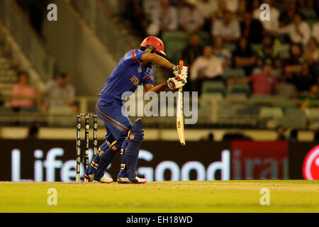 Perth, Australie. 08Th Mar, 2015. ICC Cricket World Cup. L'Australie contre l'Afghanistan. Najib Zadran défend. Credit : Action Plus Sport/Alamy Live News Banque D'Images