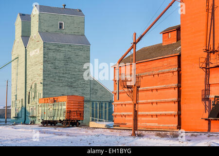 Élévateurs à grains traditionnels, Nanton (Alberta), Canada. Banque D'Images