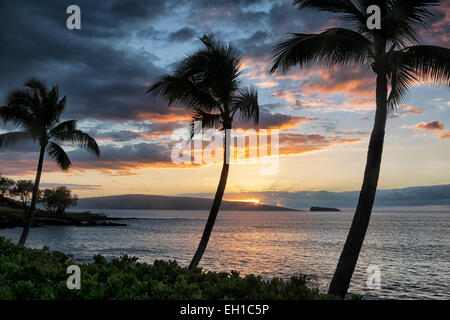 Le soleil couchant de Makena Beach silhouettes les îles au large des îles et de Molokini Hawaii's île de Maui. Banque D'Images