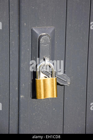 Cadenas sur une porte métallique Banque D'Images