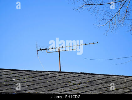 Antenne de télévision sur le toit d'un immeuble ancien Banque D'Images