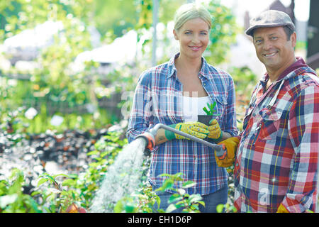 Portrait pour deux arrosage jardiniers Banque D'Images