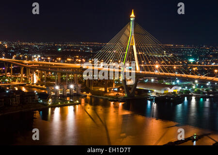 Mega thaïlandais pont élingue en Thaïlande. Le pont traverse la rivière Chao Phraya à deux reprises. Banque D'Images