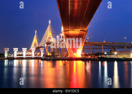 Mega Sonnerie industrielle Bhumibol Bridge at Dusk en Thaïlande. Le pont situé au port de Bangkok. Banque D'Images