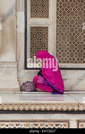 Une femme musulmane prier sur son propre, par le mausolée à Fatehpur Sikri, Uttar Pradesh, Inde Banque D'Images