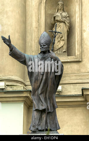 Pologne, Varsovie : statue du Pape Jean-Paul II devant l'Eglise des Saints. Banque D'Images