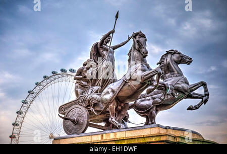 Une image HDR de Boadicea sur son chariot avec un ciel bleu derrière et avec le London Eye et sa roue derrière Banque D'Images