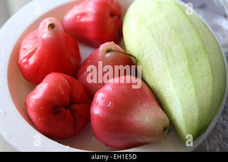 Syzygium samarangense ou connu sous le nom de Wax Jambu et mangue verte Banque D'Images