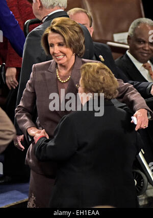 Chef de la minorité de la Chambre Nancy Pelosi (démocrate de Californie) embrasse sa retraite de sénateur Barbara Mikulski (démocrate du Maryland) avant le Premier Ministre Benjamin Netanyahu d'Israël fournissant une adresse à une session conjointe du Congrès des États-Unis dans le Capitole à Washington, D.C., le mardi 3 mars, 2015. Credit : Ron Sachs / CNP (restriction : NO New York ou le New Jersey Journaux ou journaux dans un rayon de 75 km de la ville de New York) - AUCUN FIL SERVICE - Banque D'Images