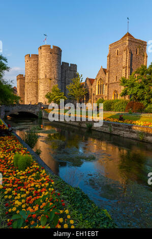 Great Stour Westgate tour de garde Canterbury Kent avec la porte ouest en arrière-plan Banque D'Images