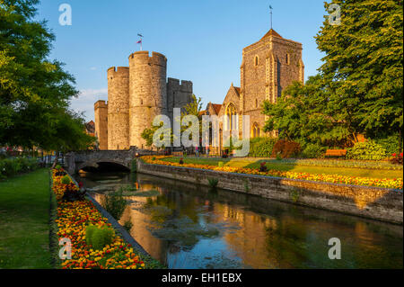 Great Stour Westgate tour de garde Canterbury Kent avec la porte ouest en arrière-plan Banque D'Images