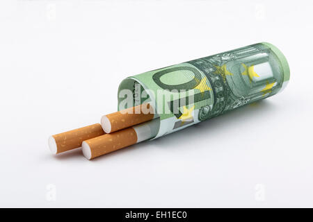 Le tabagisme est cher. 3 cigarettes s'est terminée par une 100 Euro (EUR) NOTA. Banque D'Images