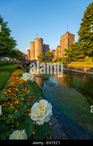 Great Stour Westgate tour de garde Canterbury Kent avec la porte ouest en arrière-plan Banque D'Images