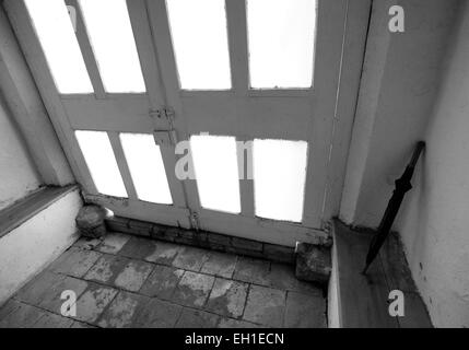 Un parapluie à l'intérieur d'un porche de l'église. Banque D'Images