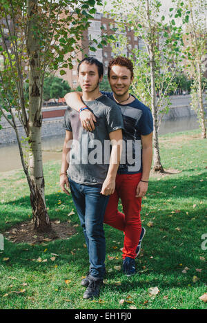 Loving couple gay dans outsite Banque D'Images