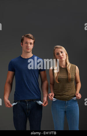 Jeune couple avec poches vides et pas d'argent Banque D'Images