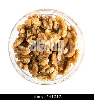 Les noix dans un bol isolé sur blanc. Banque D'Images