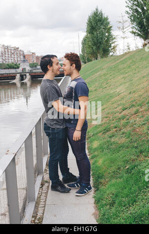 Loving couple gay dans outsite Banque D'Images