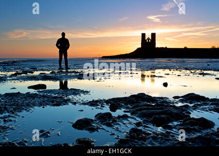 Reculver, Kent, UK. 5e mars 2015. Météo britannique. Un autre magnifique lever du soleil à Reculver avec les tours silhouetté contre le ciel du matin avec un homme qui regarde. Le temps chaud est prévu pour les prochains jours Banque D'Images