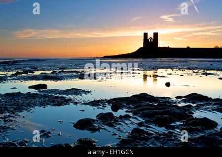 Reculver, Kent, UK. 5e mars 2015. Météo britannique. Un autre magnifique lever du soleil à Reculver avec les tours silhouetté contre le ciel du matin. Le temps chaud est prévu pour les prochains jours Banque D'Images