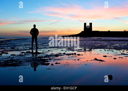 Reculver, Kent, UK. 5e mars 2015. Météo britannique. Un autre magnifique lever du soleil à Reculver avec les tours silhouetté contre le ciel du matin avec un homme qui regarde. Le temps chaud est prévu pour les prochains jours Banque D'Images