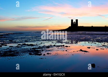 Reculver, Kent, UK. 5e mars 2015. Météo britannique. Un autre magnifique lever du soleil à Reculver avec les tours silhouetté contre le ciel du matin. Le temps chaud est prévu pour les prochains jours Banque D'Images