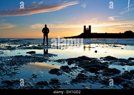 Reculver, Kent, UK. 5e mars 2015. Météo britannique. Un autre magnifique lever du soleil à Reculver avec les tours silhouetté contre le ciel du matin avec un homme qui regarde. Le temps chaud est prévu pour les prochains jours Banque D'Images