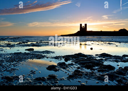 Reculver, Kent, UK. 5e mars 2015. Météo britannique. Un autre magnifique lever du soleil à Reculver avec les tours silhouetté contre le ciel du matin. Le temps chaud est prévu pour les prochains jours Banque D'Images