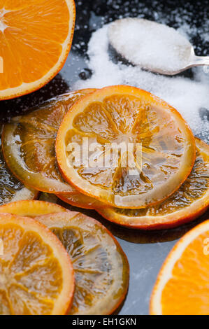 Des tranches d'orange bio caramélisé. Banque D'Images