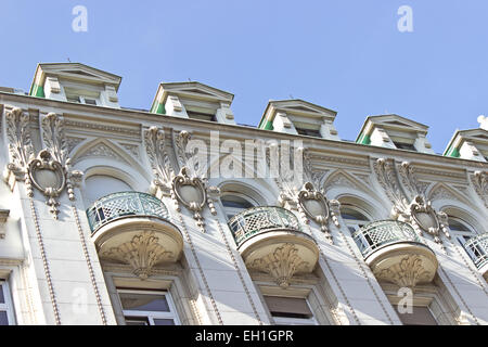 Sur un balcon bâtiment ornés sur sky Banque D'Images