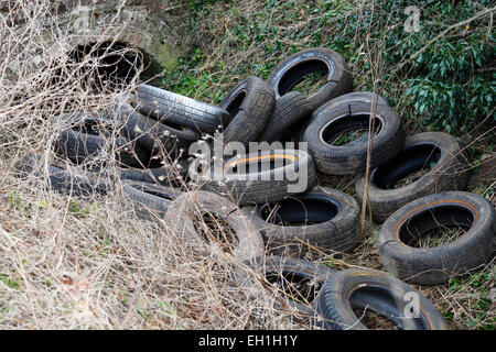 Les vieux pneus abandonnés dans un petit ruisseau dans les régions rurales de Norfolk. Banque D'Images