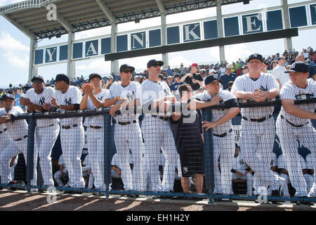 Tampa, Floride, USA. 4e Mar, 2015. Masahiro Tanaka (Yankees) MLB : Masahiro Tanaka (le quatrième à partir de la gauche) de la Nouvelle York Yankee et ses coéquipiers sont senn lors d'une partie de baseball des diapos de printemps contre les Phillies de Philadelphie au George M. Steinbrenner Field à Tampa, Florida, United States . © Thomas Anderson/AFLO/Alamy Live News Banque D'Images