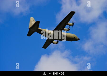 ZH880, 1999 Lockheed Martin C-130J Hercules battant sur le Loch Lomond, Ecosse. Banque D'Images