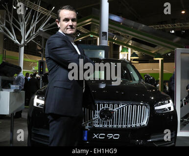 Barcelone, Espagne. 3e Mar, 2015. Le chef de la technologie du constructeur automobile suédois Volvo, Klas Bendrik, est monté sur un modèle de voiture connecté au cours de l'industrie et des communications mobiles juste Mobile World Congress à Barcelone, Espagne, le 3 mars 2015. Photo : Andrej Sokolow/dpa/Alamy Live News Banque D'Images