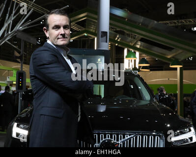 Barcelone, Espagne. 3e Mar, 2015. Le chef de la technologie du constructeur automobile suédois Volvo, Klas Bendrik, est monté sur un modèle de voiture connecté au cours de l'industrie et des communications mobiles juste Mobile World Congress à Barcelone, Espagne, le 3 mars 2015. Photo : Andrej Sokolow/dpa/Alamy Live News Banque D'Images