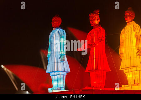 Les lanternes des guerriers de terre cuite en face de l'Opéra de Sydney illuminée en rouge la nuit pour marquer le Nouvel An chinois Banque D'Images