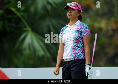 (150305)-- Singapour, le 5 mars 2015 (Xinhua) -- Lydia Ko de la Nouvelle-Zélande réagit au cours de la première série de match HSBC 2015 Women's Champions à Singapour Sentosa Golf Club du cours Serapong à Singapour, le 5 mars 2015. (Xinhua/puis Chih Wey) Banque D'Images