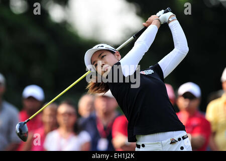 (150305)-- Singapour, le 5 mars 2015 (Xinhua) -- Jenny Shin de Corée du Sud est en concurrence au cours de la première série de match 2015 Women's HSBC Champions à Singapour Sentosa Golf Club du cours Serapong à Singapour, le 5 mars 2015. (Xinhua/puis Chih Wey) Banque D'Images