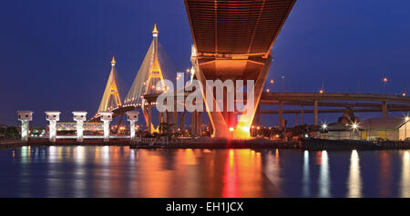 Panorama de l'industrie Mega Bhumibol Bridge Bangkok au crépuscule Banque D'Images