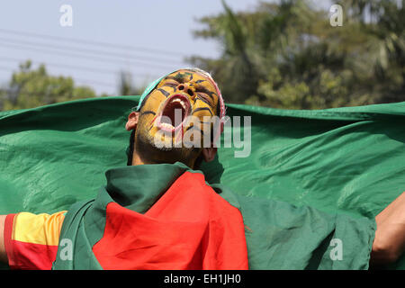 Tour des fans de cricket en liesse jusqu'à proximité de l'Université de Dhaka TSC pour célébrer la victoire du Bangladesh sur l'Ecosse dans l'ICC Cricket World Cup 2015. Banque D'Images