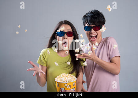 Jeune couple watching movie Banque D'Images