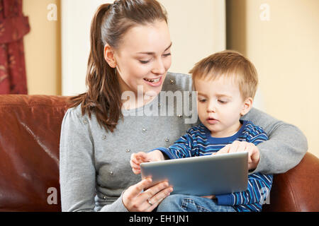 La mère et le fils de jouer sur tablette numérique ensemble Banque D'Images