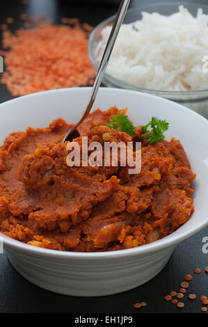 Juste fait maison épicé au curry de lentilles rouges. Banque D'Images