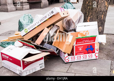 Les déchets de carton sur la chaussée gauche - Londres Banque D'Images