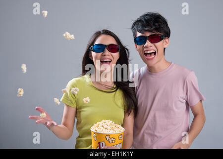 Jeune couple watching movie Banque D'Images